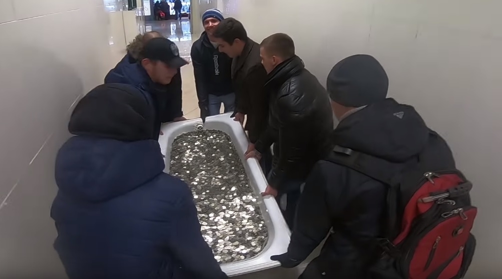 Ρώσος YouTuber πήρε iPhone XS δίνοντας μια μπανιέρα με κέρματα