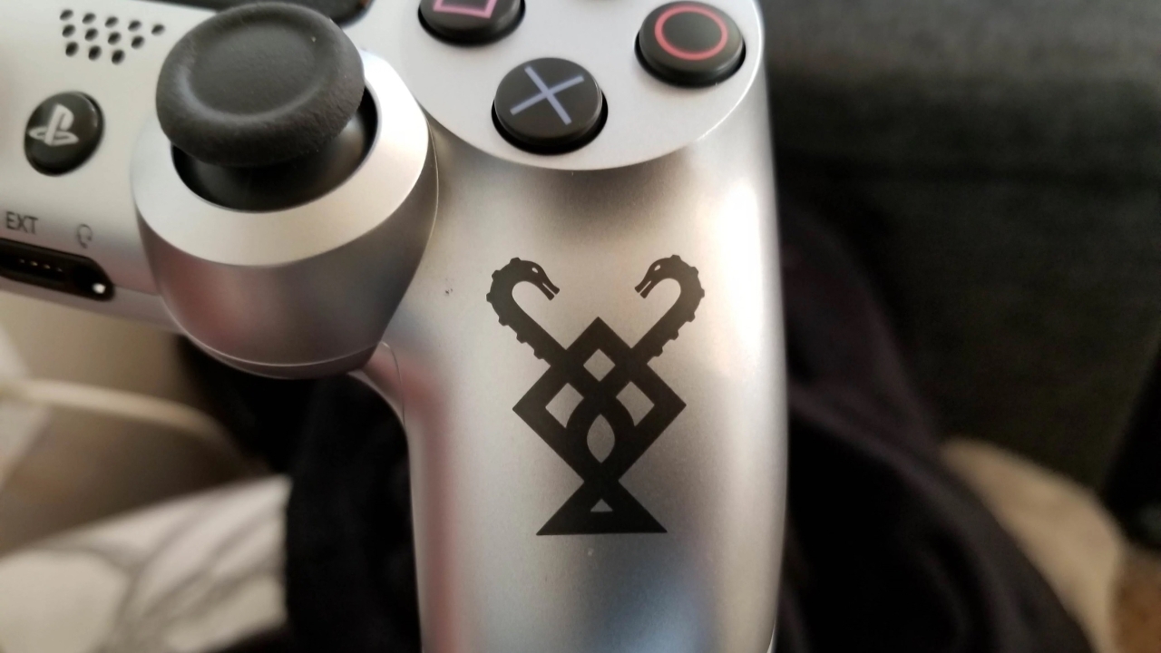 Εθεάθη χειριστήριο PS4 με το σύμβολο του God of War